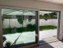 Blick vom Wohnzimmer auf die Terrasse
