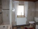 Bad mit Dusche und Wanne