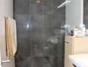 Bad mit Waschbecken, Wanne, Dusche u. WC im OG